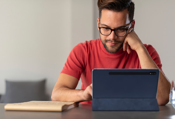 hombre con camisa roja mirando una tablet