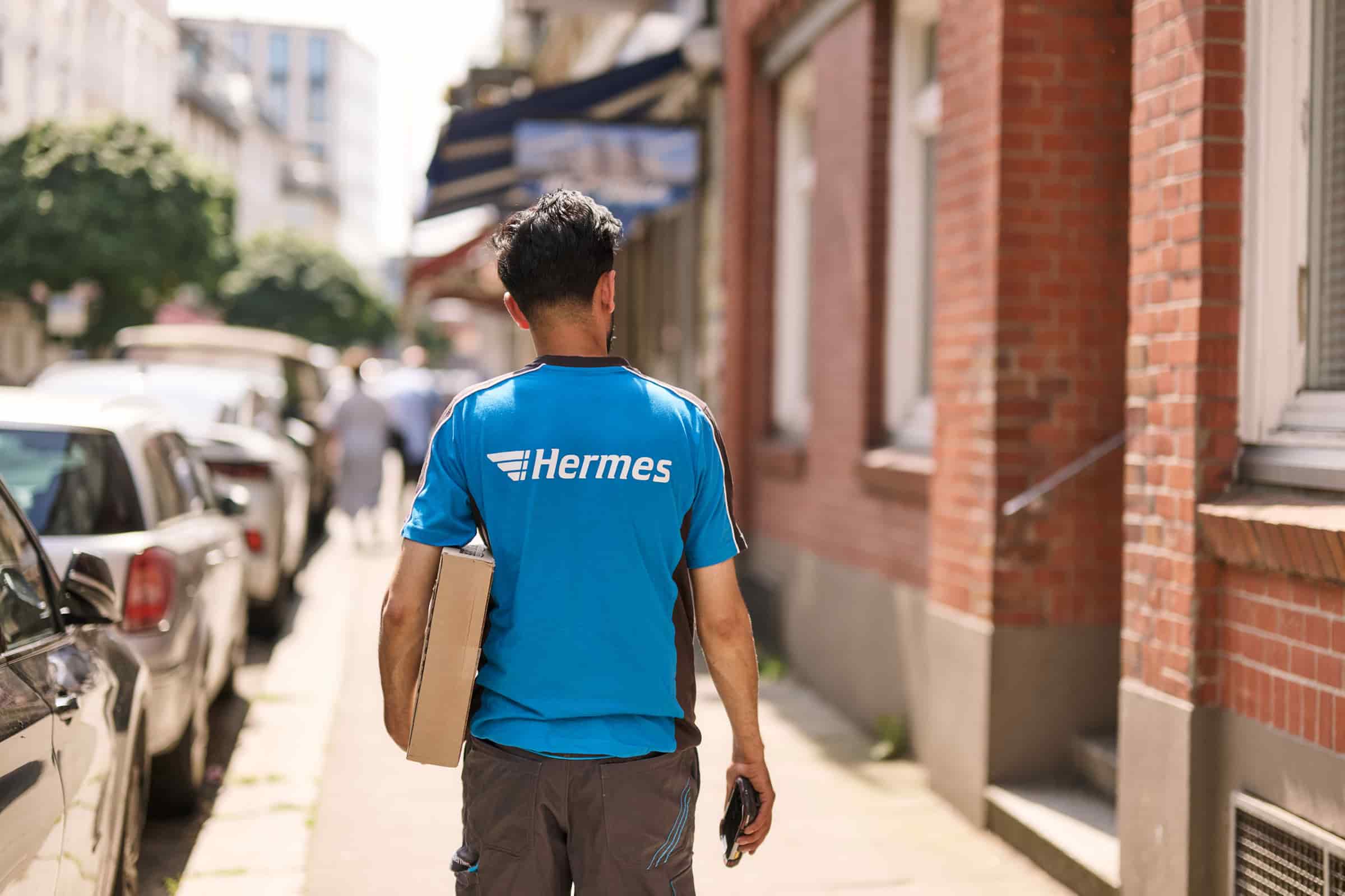 Hermes Germany employee delivering a package
