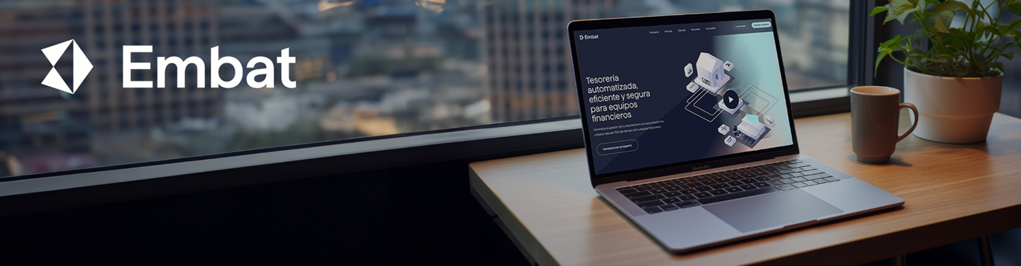 Portátil con la página web de Embat en el escritorio