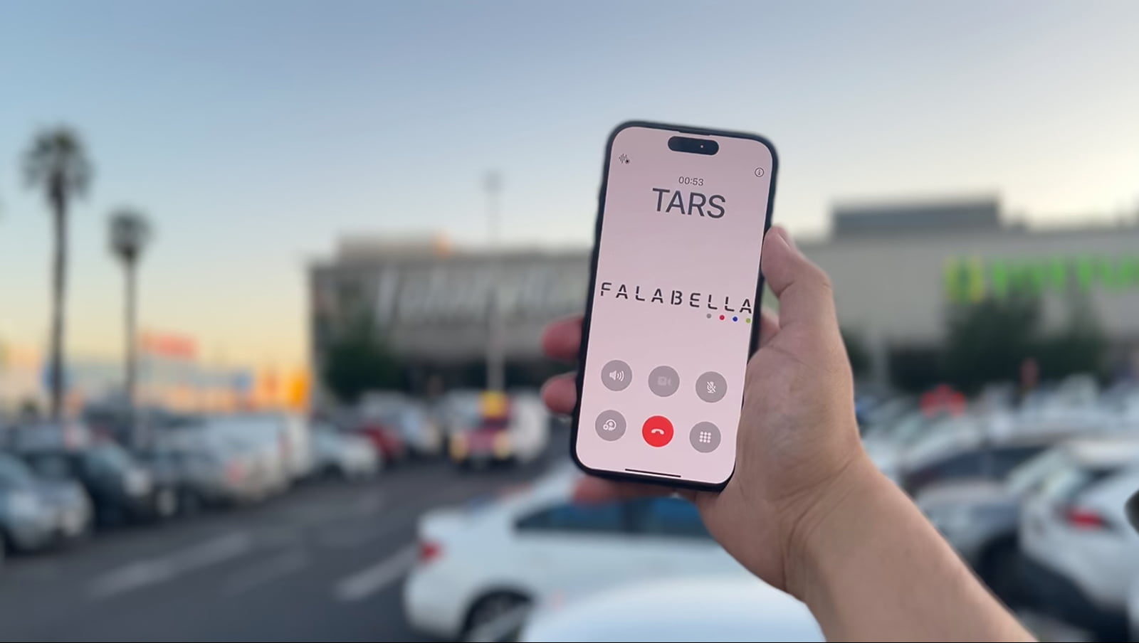 Una mano sosteniendo un teléfono inteligente con la aplicación Falabella abierta