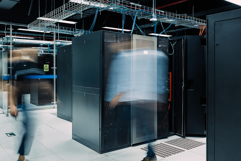 Duas pessoas desfocadas em um data center