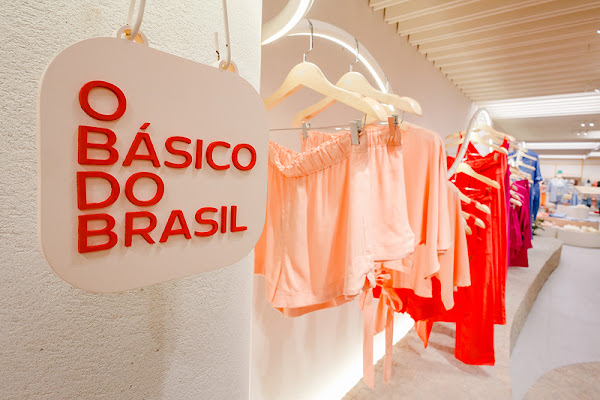 Cia Hering store display with 'O Básico do Brasil' sign