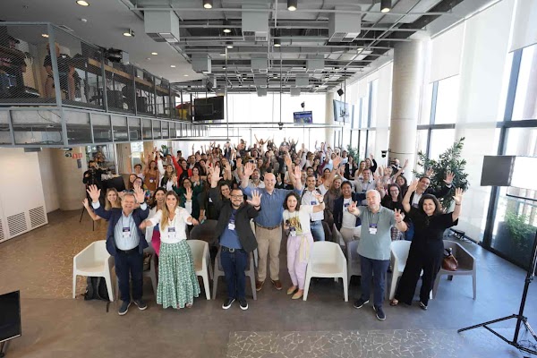 Equipe Humanizadas e seus clientes acenam para câmera