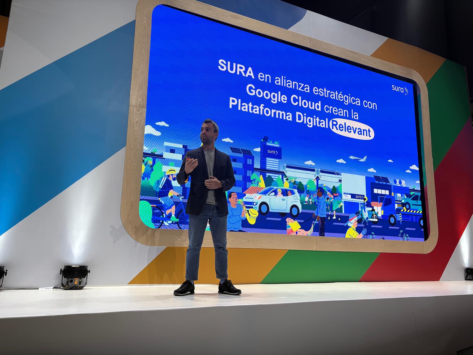 Presentador anuncia alianza SURA y Google Cloud