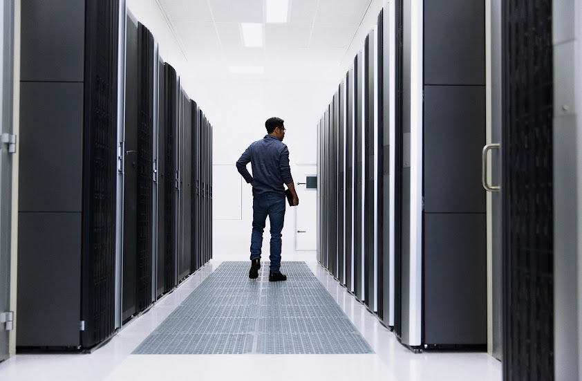 Uma pessoa em um data center