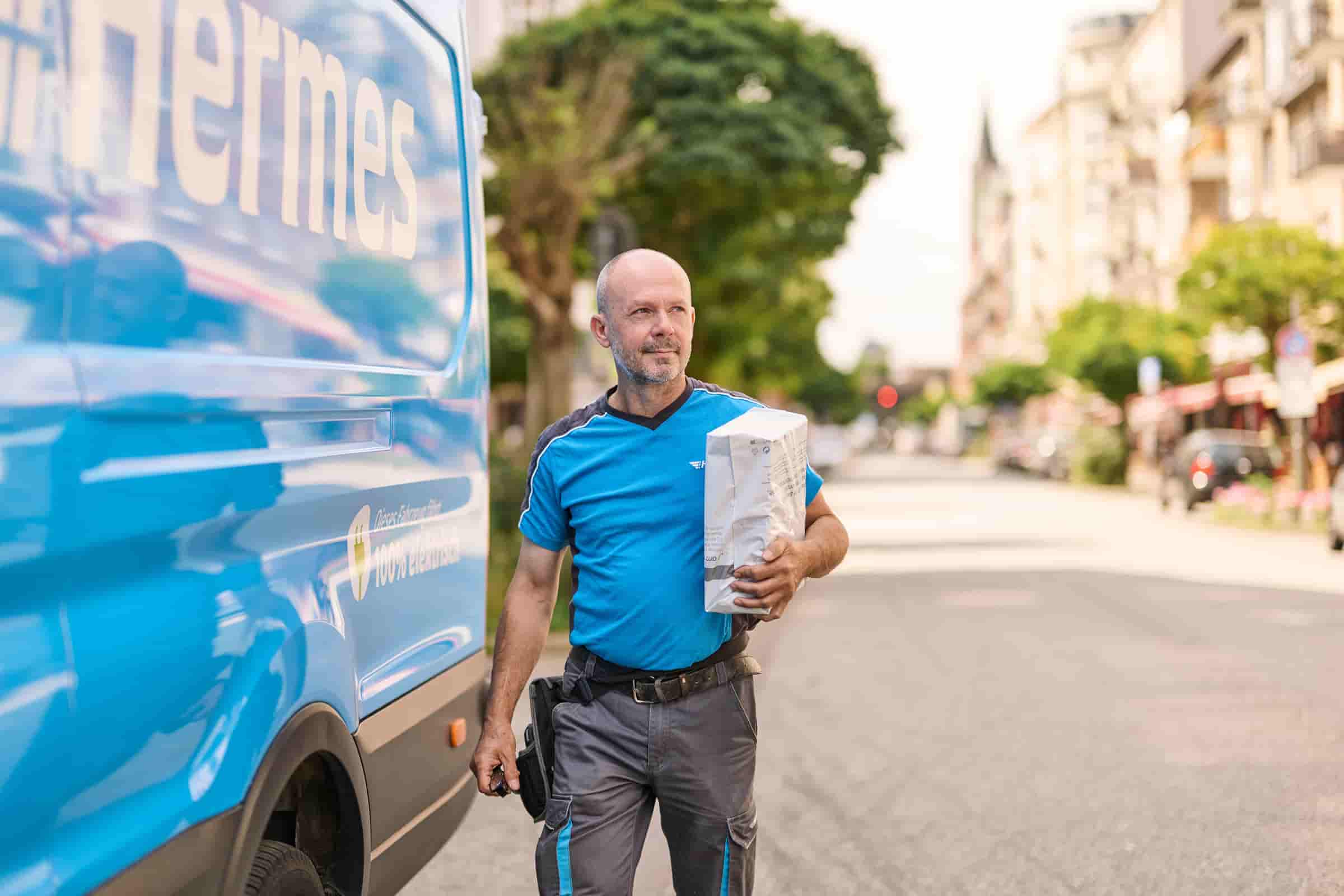 Hermes Germany employee delivering a package 