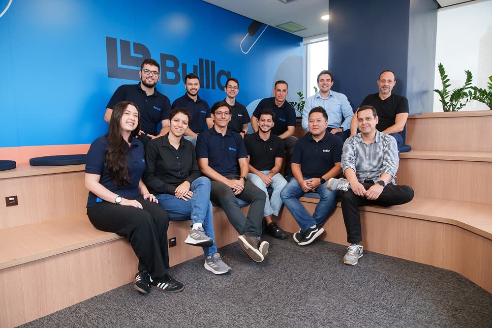 Equipe Bulla sentada em área de convivência