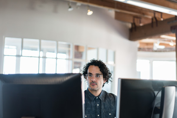 Mann an einem Computer