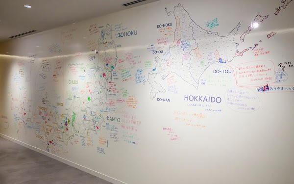 自治体担当者のコメントが書き込まれているオフィスの特大日本地図