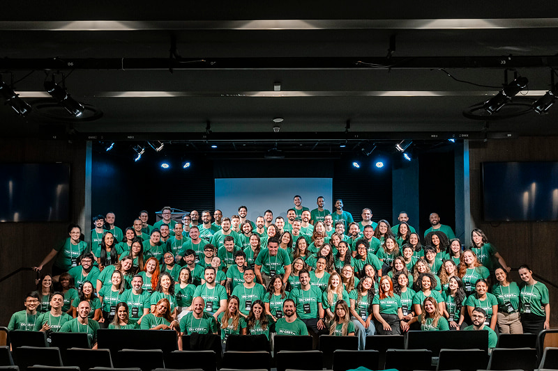Grande grupo de pessoas com camisetas verdes no palco
