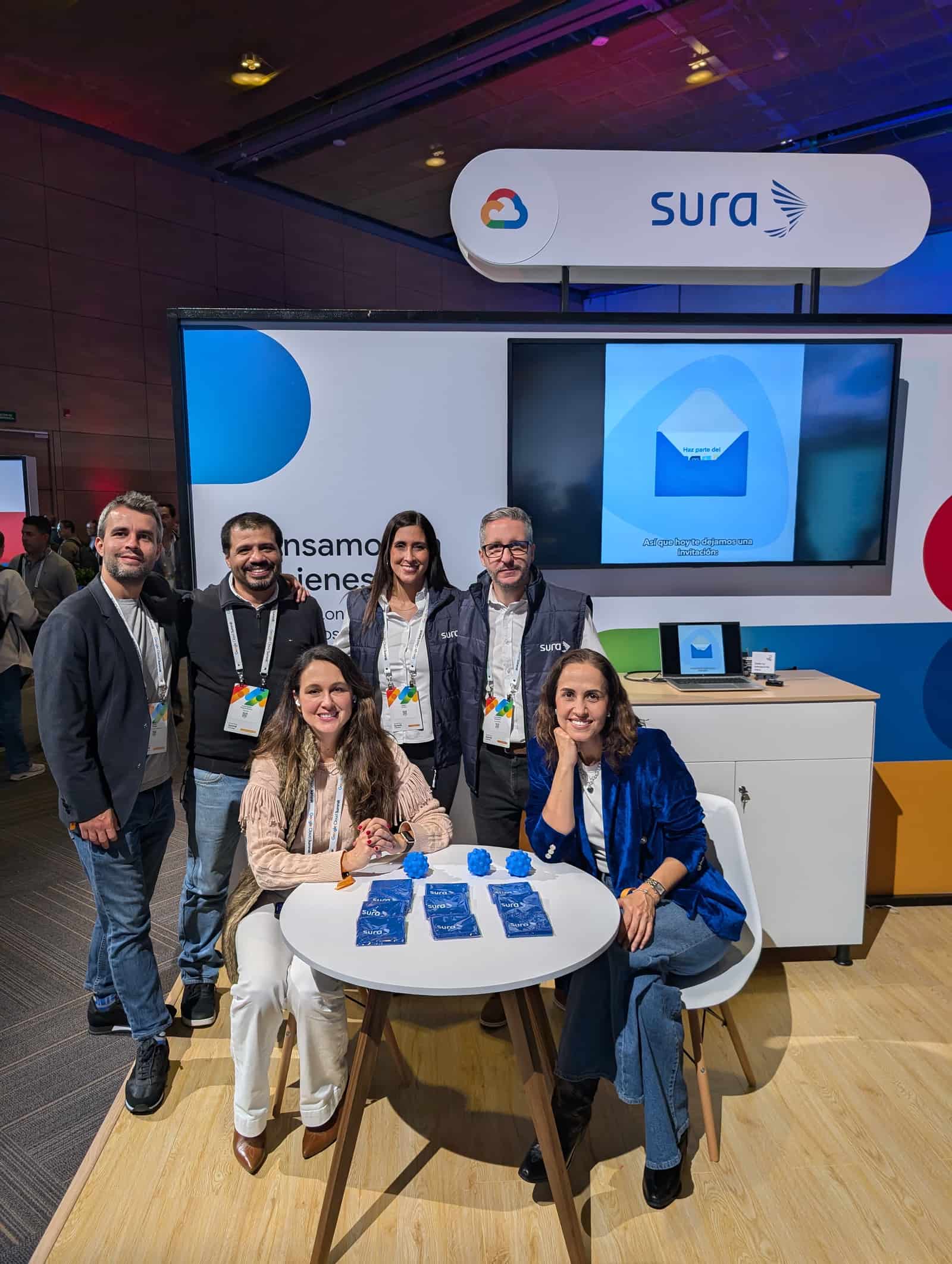 Equipo en el stand de SURA y Google Cloud
