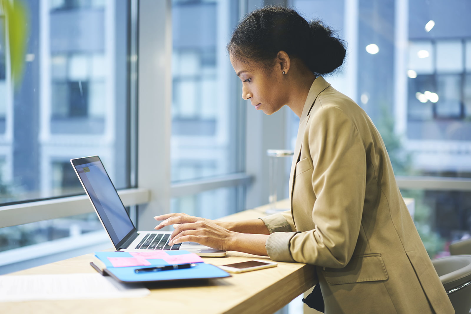Una mujer trabajando en su computadora portátil