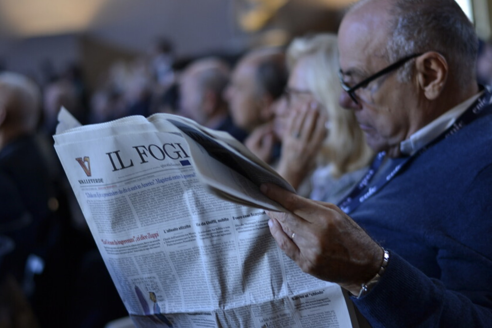 Elderly man reading IL Foglio