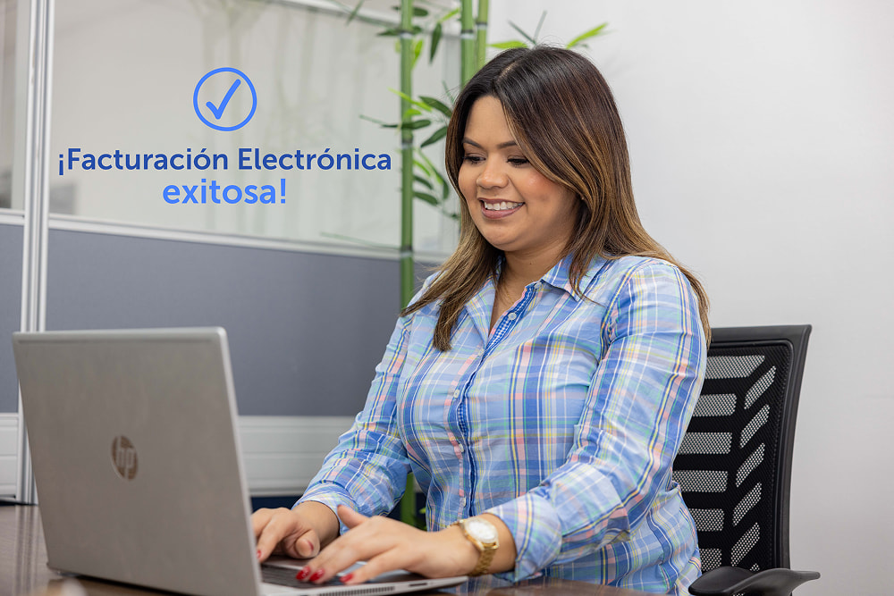 Mujer sonriendo frente a laptop con mensaje de éxito