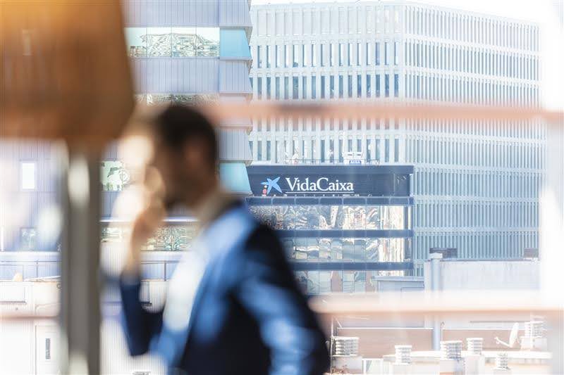 VidaCaixa vista con un hombre viajando al trabajo al fondo