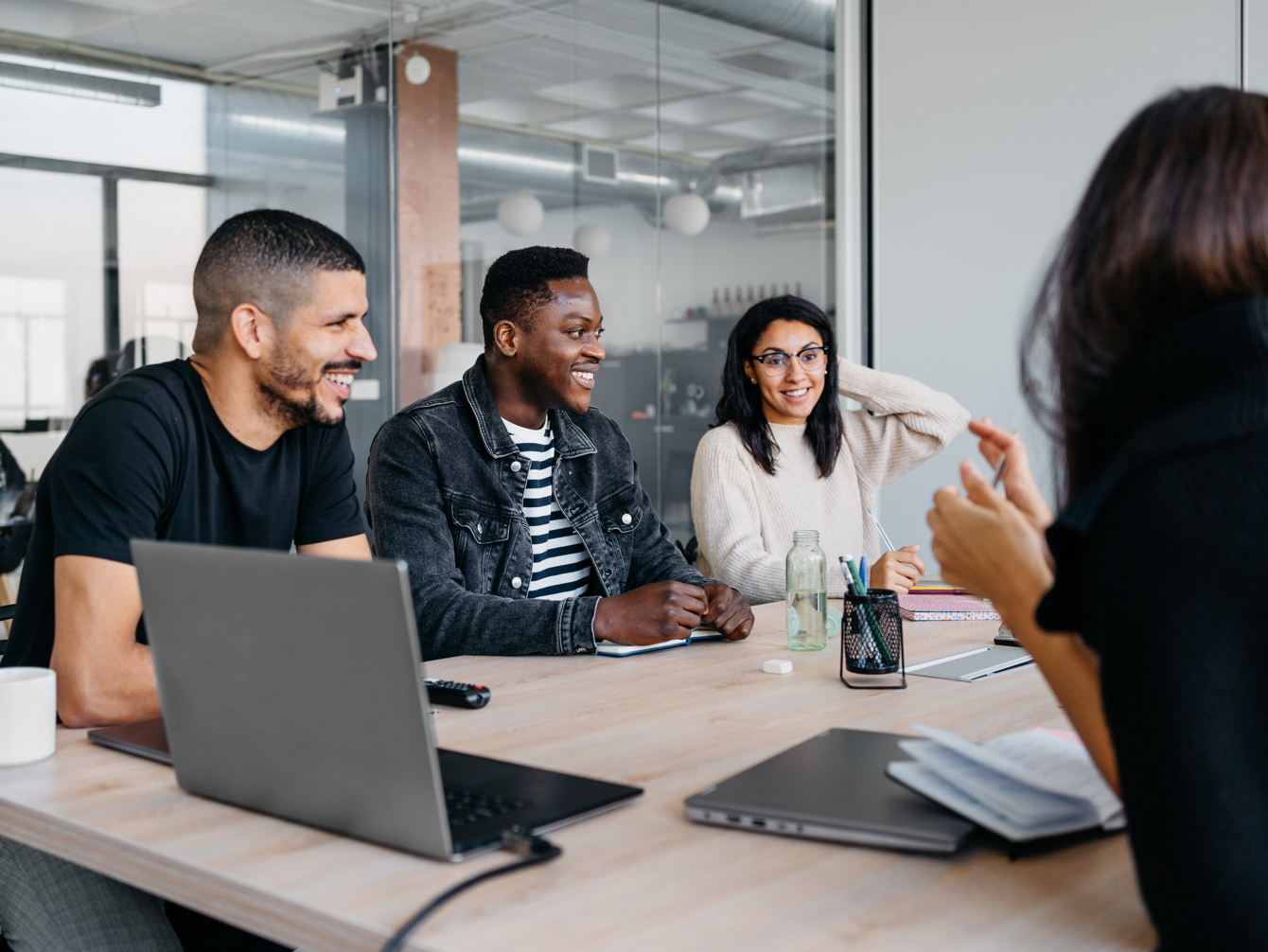 tres personas en una charla