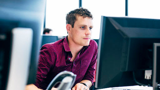 Mann an einem Computer