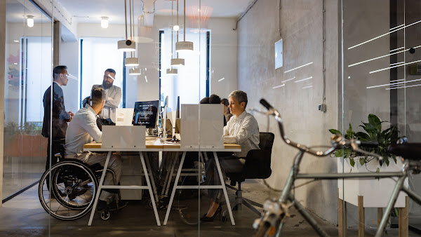 Hände, die auf einem Laptop tippen