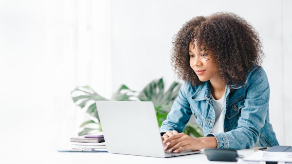 Photo d'une femme travaillant sur un ordinateur portable