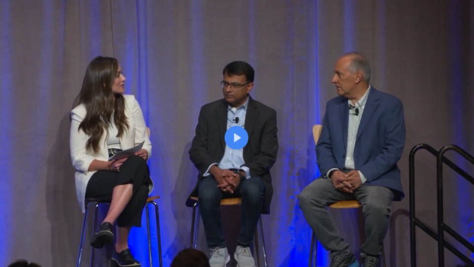 ステージに座って話している 3 人のパネリスト