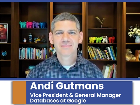 書架前方的 Andi Gutmans