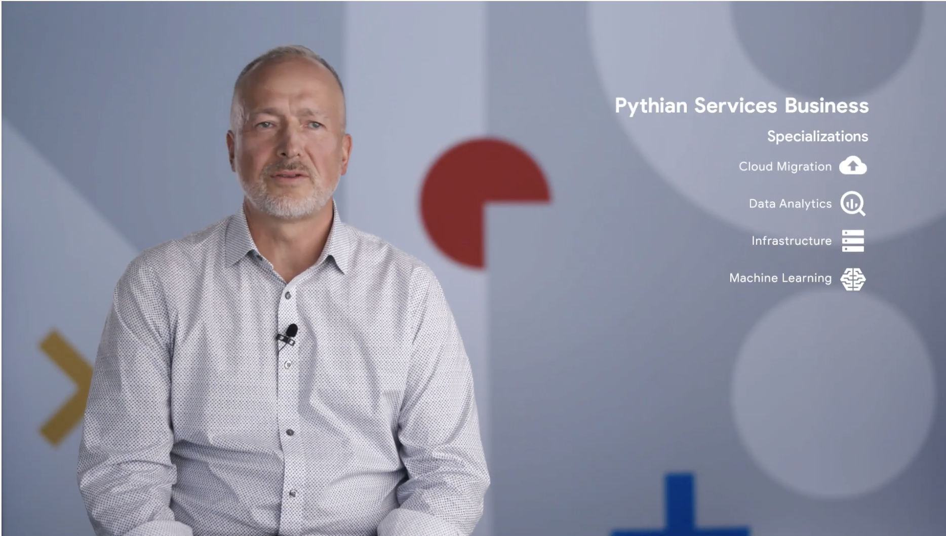 明るい色のボタンのダウンシャツを着て白いひげを生やした白人男性が、ブランドの Google Cloud を背景に座っている。画像の上にグラフィックスが重なっている。