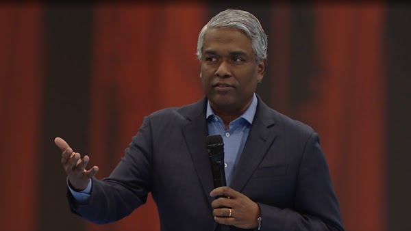 Photo de Thomas Kurian intervenant sur scène