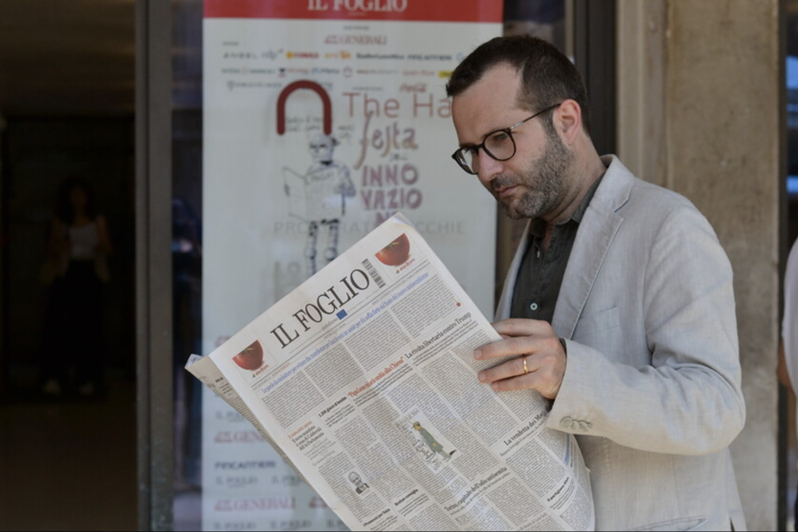 Man reading IL Foglio newspaper