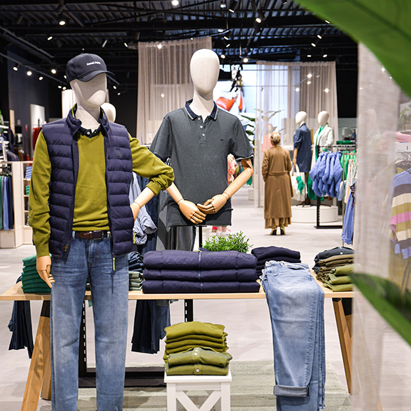 Mannequins displaying men's casual wear inside e5