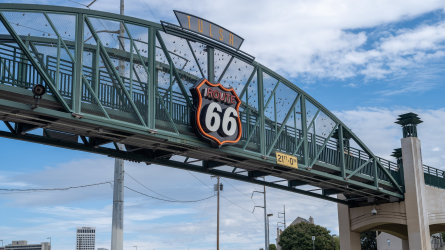 Brücke mit Schildern nach Tulsa und zur Route 66