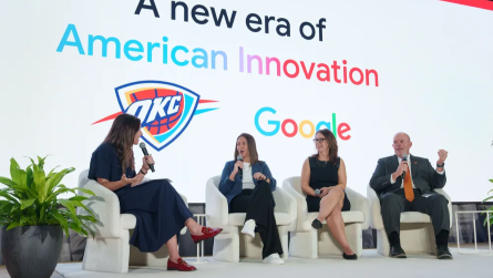 Vier Personen auf einer Bühne für eine Podiumsdiskussion zum Thema „Eine neue Ära amerikanischer Innovationen“ mit den Logos von OKC und Google