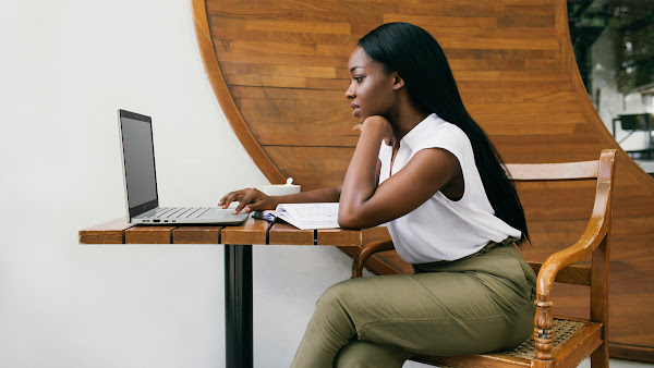 Frau, die auf ihren Laptop-Bildschirm schaut