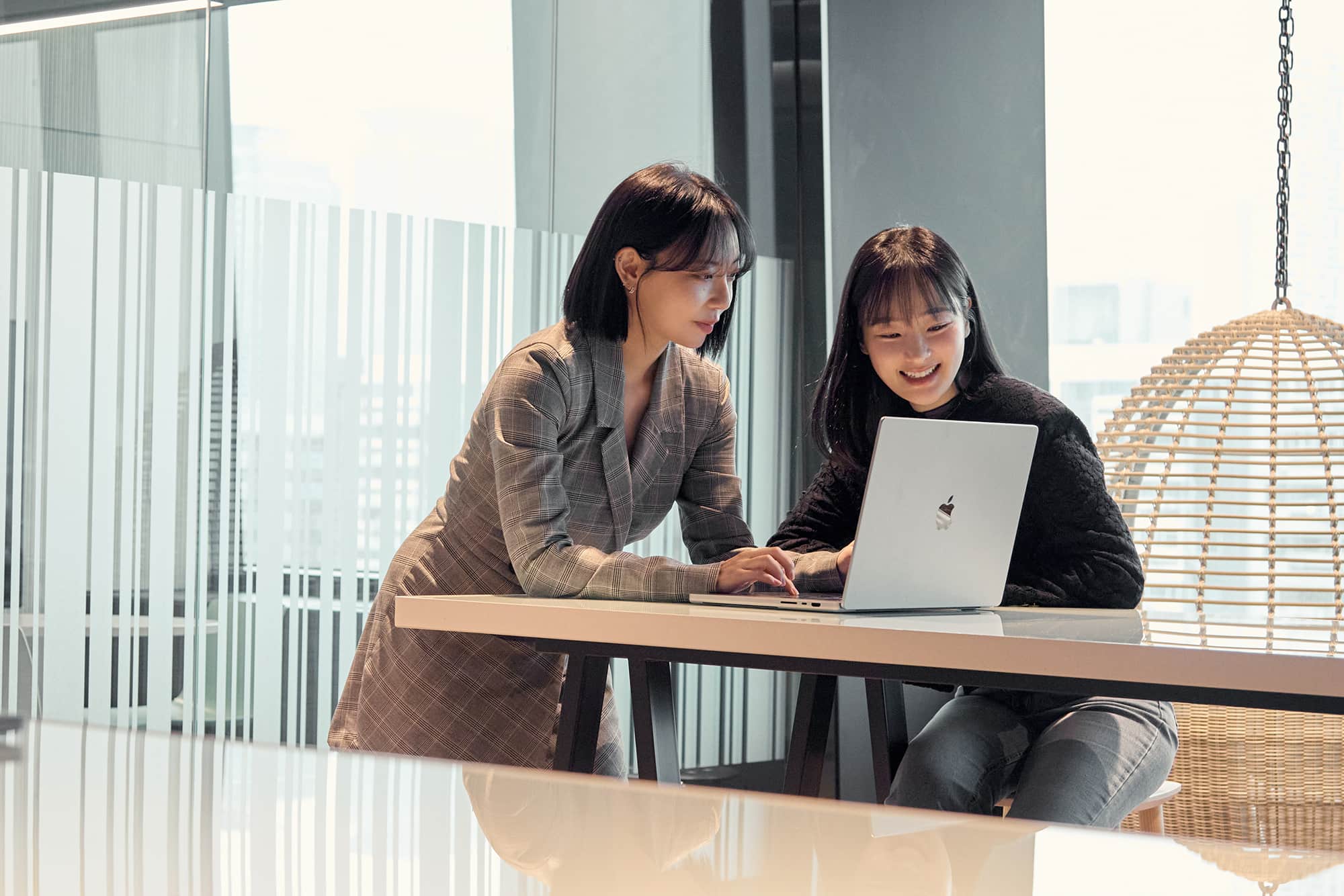 노트북으로 협업 중인 루카스메타 직원들의 모습