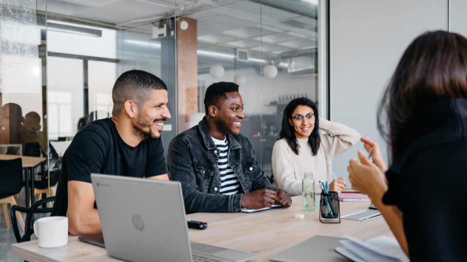 笑顔で会議に参加している人々