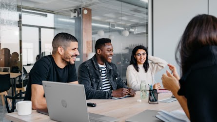 Personnes souriantes lors d'une réunion 