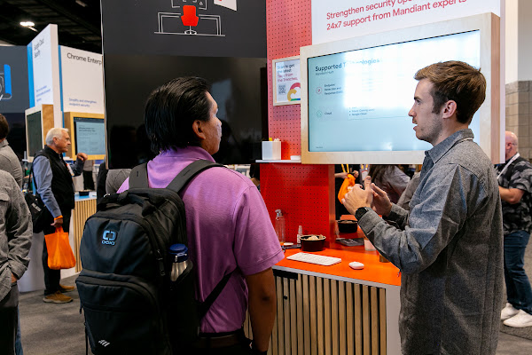 Next25 で会話している 2 人の男性