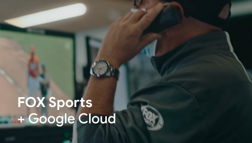 野球を観る男性