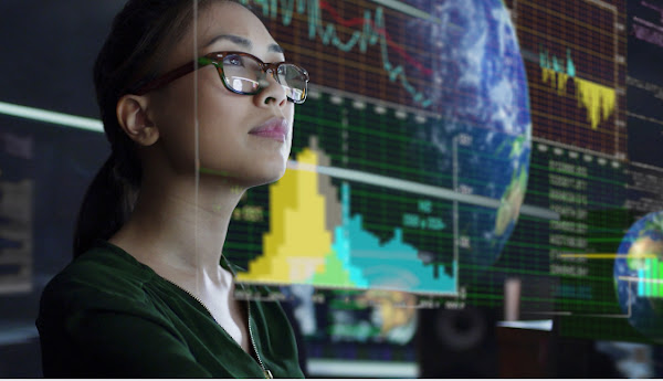 Personne regardant des écrans d'ordinateur