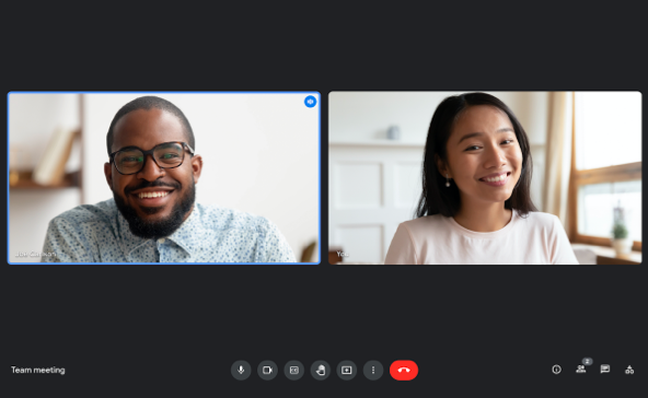 dua orang dalam panggilan video tersenyum ke kamera