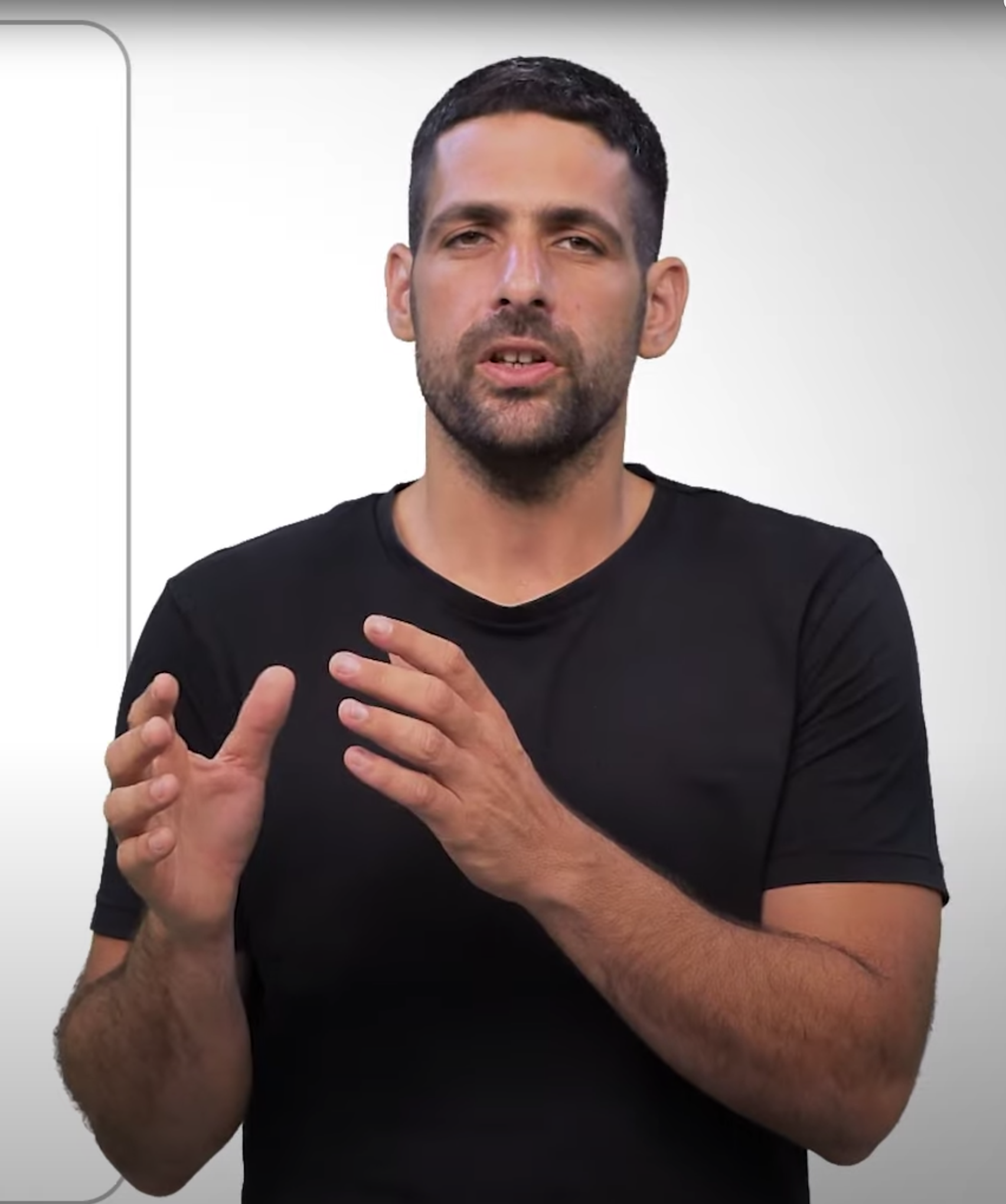 Shachar Guz, de Database Migration Service, dans un T-shirt noir à col rond 