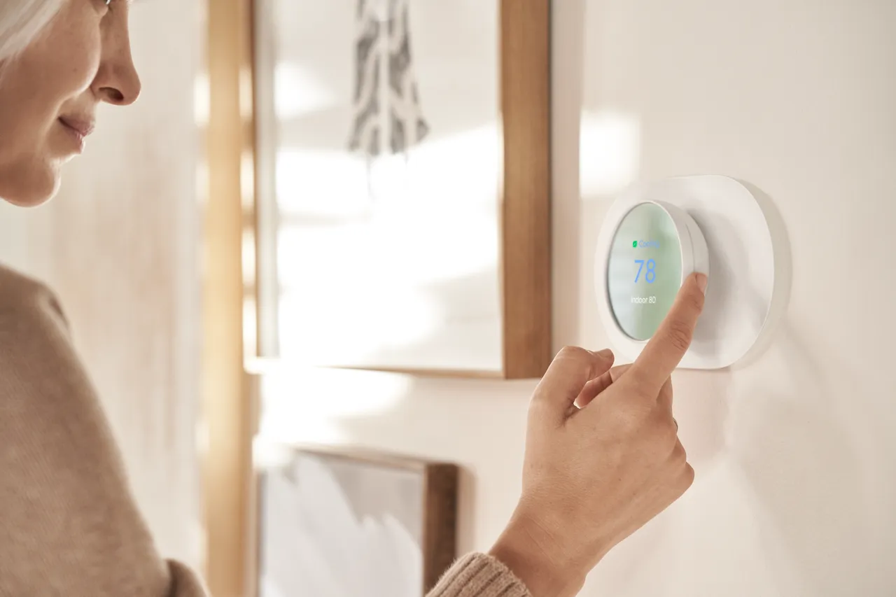 Un thermostat Nest fixé sur un mur