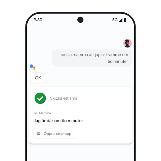 Bild på en smartphone-skärm med Google Assistent öppen som visar en röstinteraktion för att skicka ett sms till en familjemedlem.