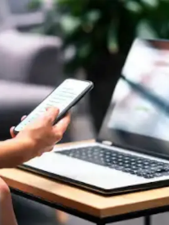 Téléphone Android utilisé aux côtés d'un ordinateur portable