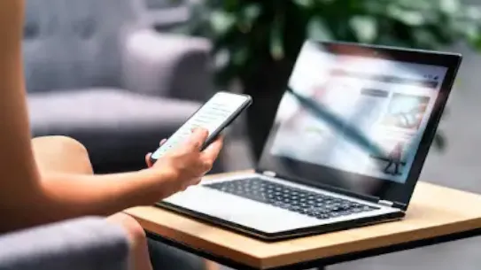 Téléphone Android utilisé aux côtés d'un ordinateur portable