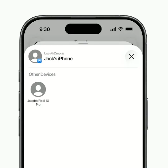 Một đoạn video ngắn cho thấy thao tác chọn chiếc điện thoại Android trên một chiếc iPhone và thao tác chấp nhận yêu cầu chuyển tệp trên chiếc điện thoại Android.