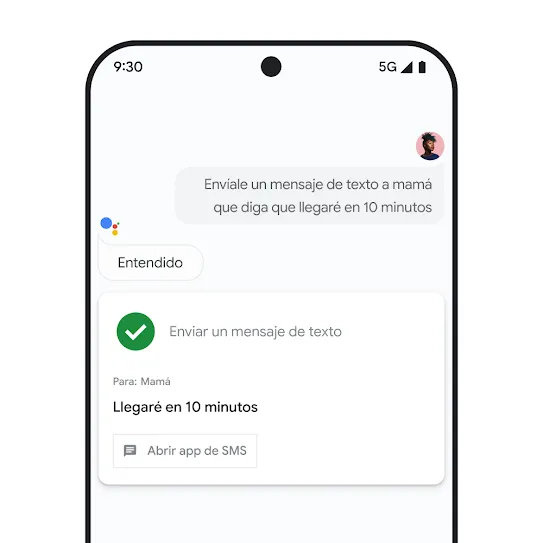 Imagen de la pantalla de un smartphone con Asistente de Google abierto, en la que se muestra una interacción de voz para enviar un mensaje de texto a un miembro de la familia.