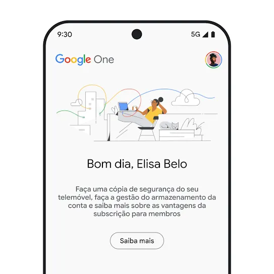 Imagem do ecrã de um smartphone com o Google One aberto, a apresentar uma mensagem de boas-vindas personalizada e uma mensagem informativa sobre o armazenamento da conta, incluindo cópias de segurança do telemóvel e vantagens da subscrição, com um link para saber mais.