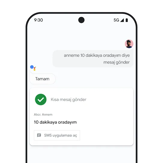 Google Asistan'ın açık olduğu akıllı telefon ekranı görseli. Ekranda, sesli etkileşimle bir aile üyesine mesaj gönderilmesi gösteriliyor.
