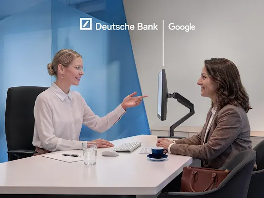 Eine Beraterin der Deutschen Bank sitzt einer Kundin gegenüber