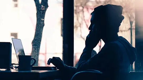 Homem usando o telefone em ambiente de escritório